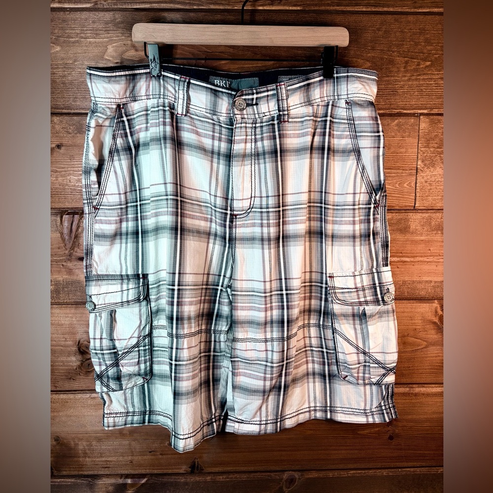 BKE Men's Plaid Lightweight Cargo Shorts - White and Gray